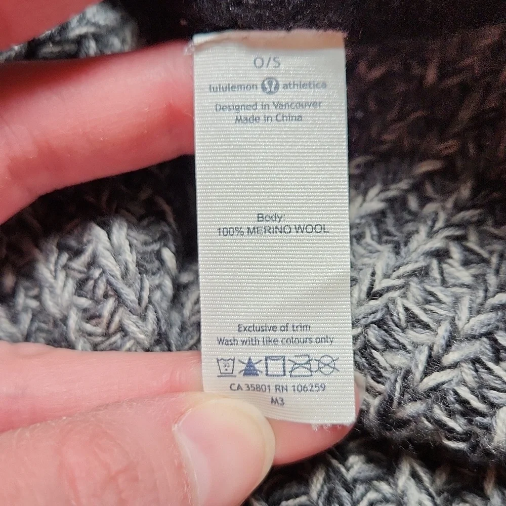 Lululemon Falling Freely 100% merino wool heathered black/white neck warmer